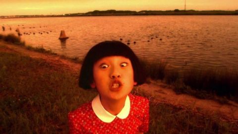 une jeune fille japonaise fait la grimace