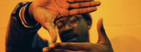 On a rencontré les « digital natives » qui refusent le smartphone Un jeune teste le focus de son appareil photo