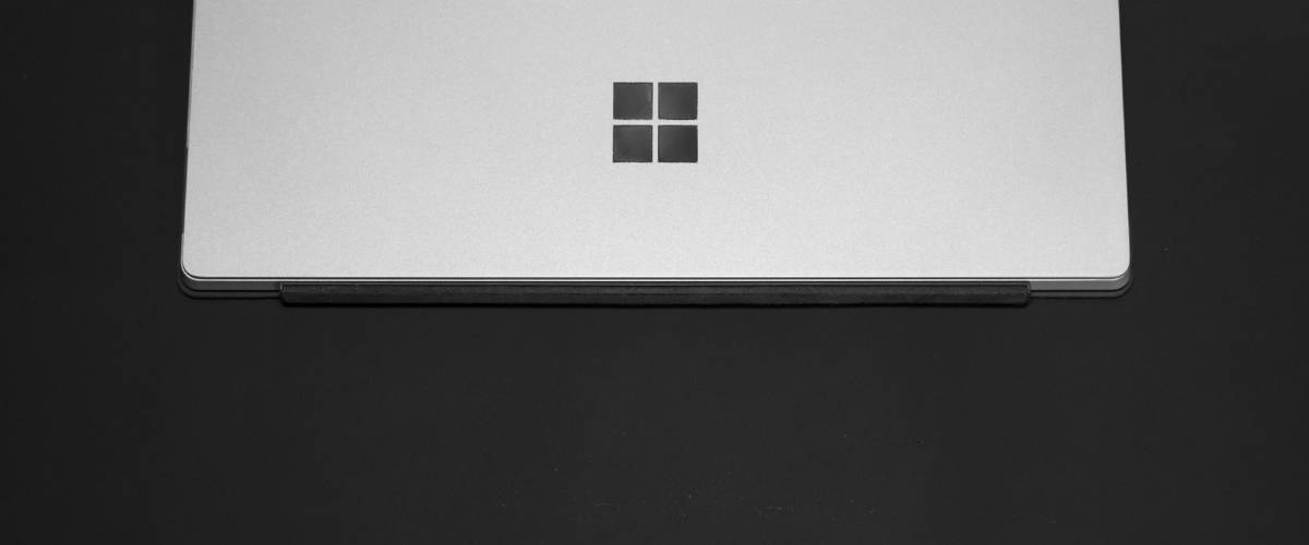 mircosoftwordjpg Ordinateur Microsoft sur un fond noir