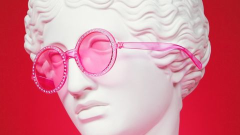 statue antique avec des lunettes roses