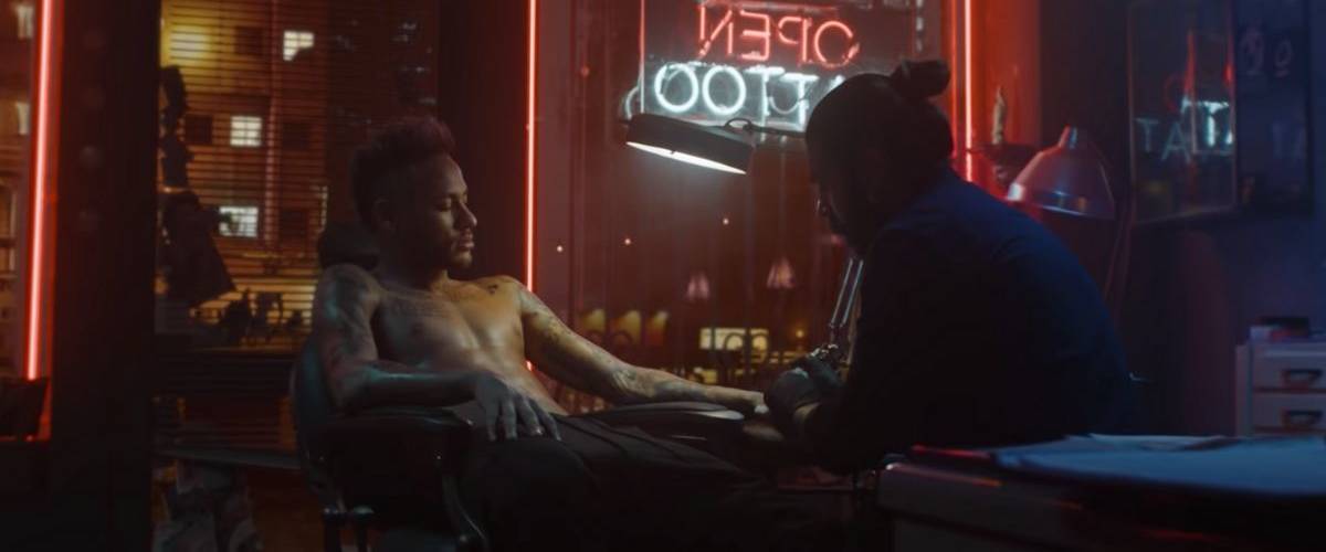 Diesel choisit le footballeur Neymar pour son nouveau parfum Le footballeur Neymar dans un salon de tatouage
