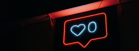 Ces applis qui vous culpabilisent à coup de notifications Enseigne néon représentant une notification j'aime