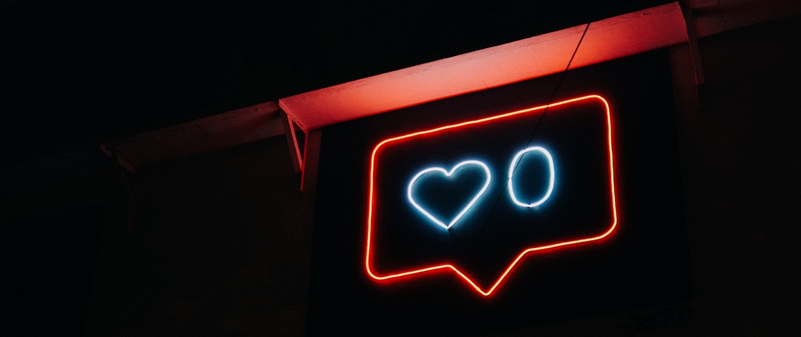 Ces applis qui vous culpabilisent à coup de notifications Enseigne néon représentant une notification j'aime