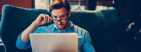 Étude RGDP : les Français n'y comprennent rien Un homme perplexe devant son ordinateur