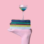 une pile de livres sur un pied