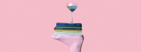 Psychologie de la connerie, Millennial Burn-out... 4 livres à lire absolument une pile de livres sur un pied