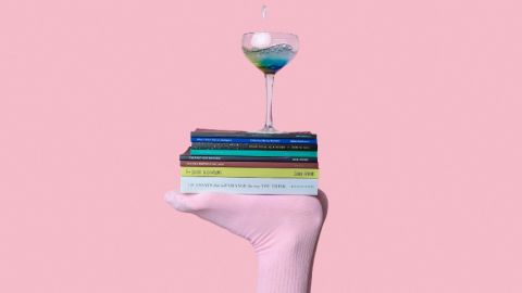 une pile de livres sur un pied