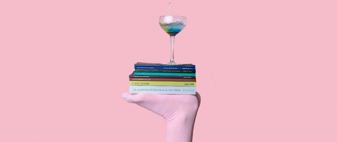 Psychologie de la connerie, Millennial Burn-out... 4 livres à lire absolument une pile de livres sur un pied