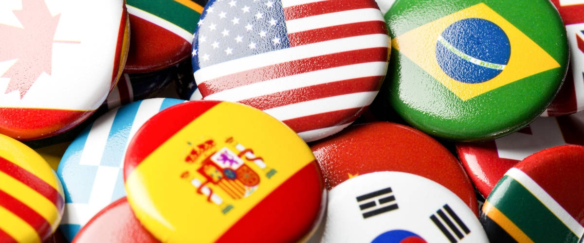 Quelle stratégie de SEO international mettre en place ? Des pins avec des drapeaux de différents pays