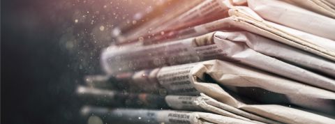 Ces titres de presse qui se portent bien, qui sont-ils, quels sont leurs réseaux ? une pile de journaux