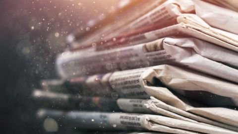 une pile de journaux