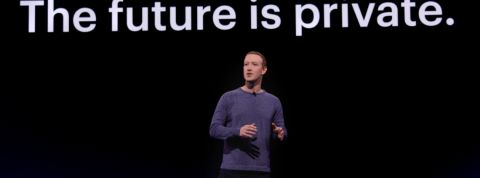 Le future sera privé pour Mark Zuckerberg un homme devant un écran noir sur lequel il est écrit The future is private