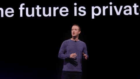 un homme devant un écran noir sur lequel il est écrit The future is private