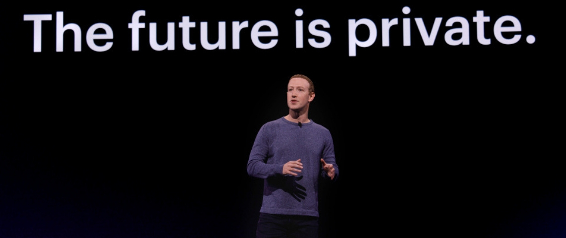 Le future sera privé pour Mark Zuckerberg un homme devant un écran noir sur lequel il est écrit The future is private