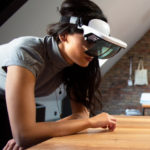 deux personnes équipée de casque de réalité augmentée travaille autours d'une maquette de building