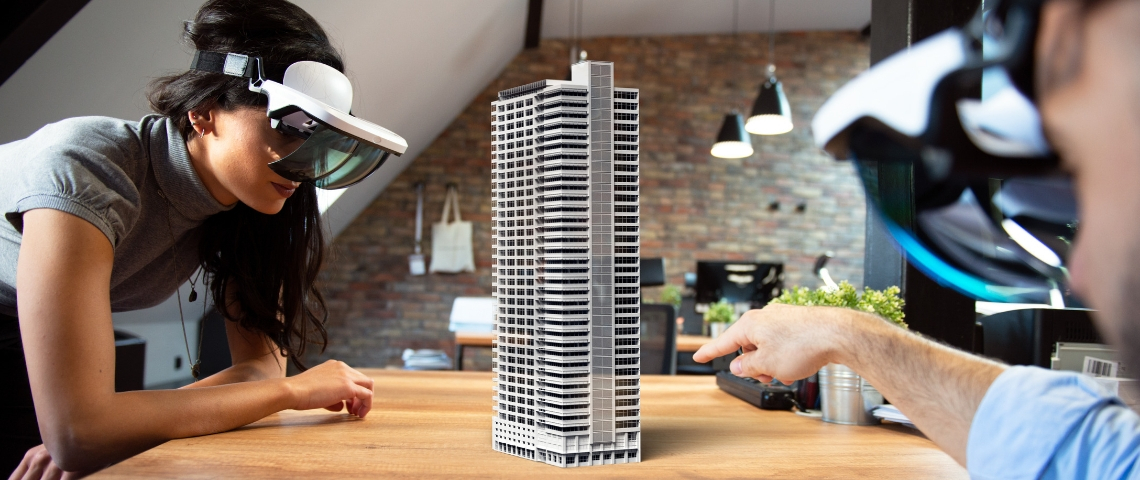 Collaborer à distance sera bientôt possible avec la réalité augmentée deux personnes équipée de casque de réalité augmentée travaille autours d'une maquette de building