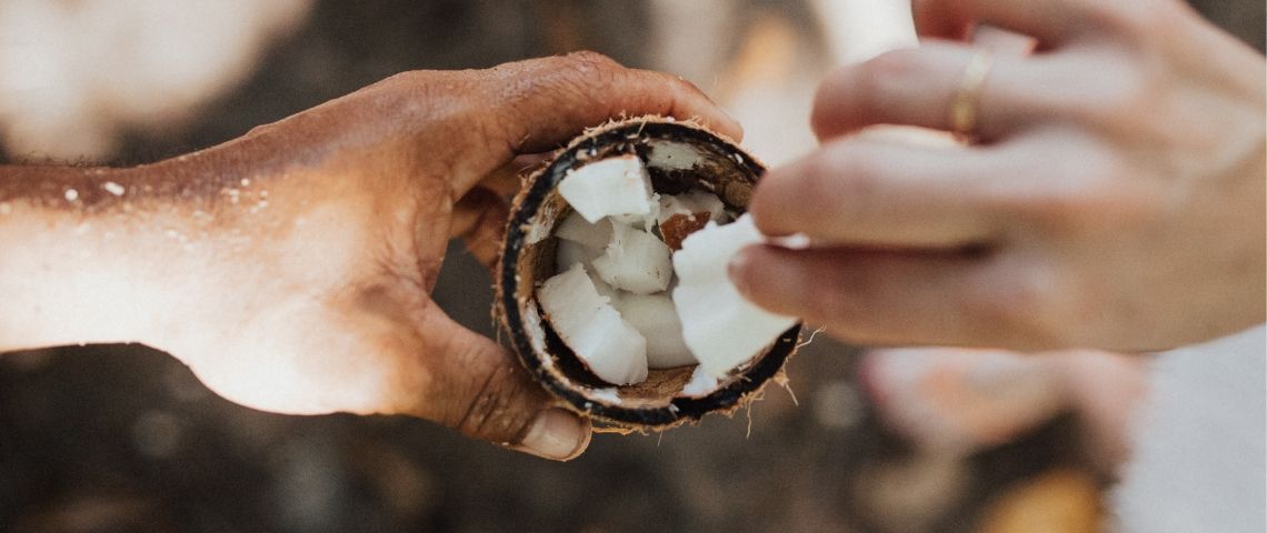 Pour survivre, il va falloir repenser notre économie Deux personnes se partagent une noix de coco