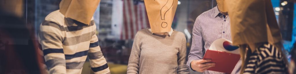 Une réunion avec des gens dont les visages sont couverts par des sacs en papier