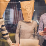 Une réunion avec des gens dont les visages sont couverts par des sacs en papier