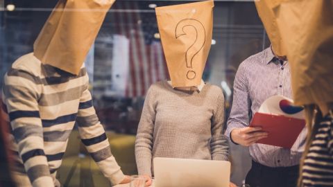 Quelles sont les questions les plus bizarres posées en entretien ? Une réunion avec des gens dont les visages sont couverts par des sacs en papier