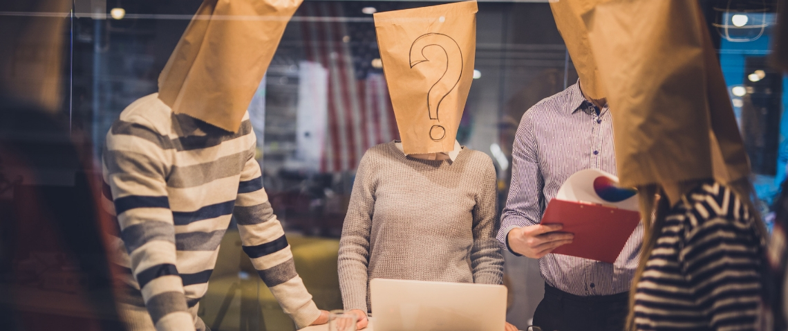 Quelles sont les questions les plus bizarres posées en entretien ? Une réunion avec des gens dont les visages sont couverts par des sacs en papier