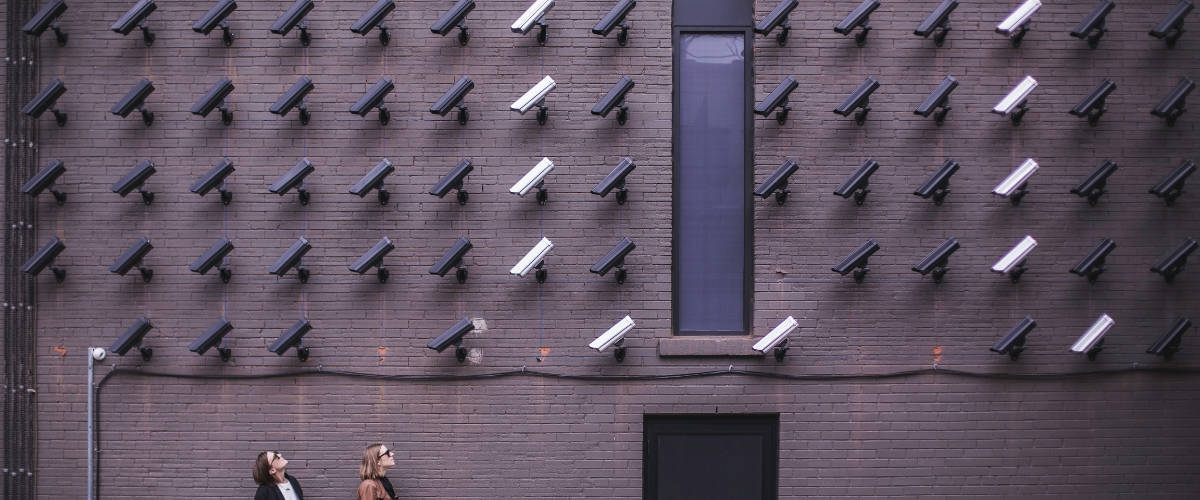 San Francisco a vote pour l'interdiction de la reconnaissance faciale à ses agences gouvernementales deux femmes regardent un mur de caméra de surveillance