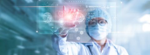 Faut-il craindre la santé augmentée ? Un médecin consulte des résultats médicaux en réalité augmentée