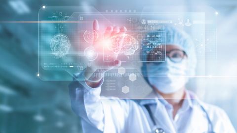 Un médecin consulte des résultats médicaux en réalité augmentée
