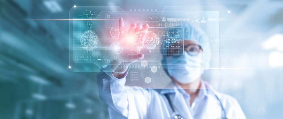 Faut-il craindre la santé augmentée ? Un médecin consulte des résultats médicaux en réalité augmentée