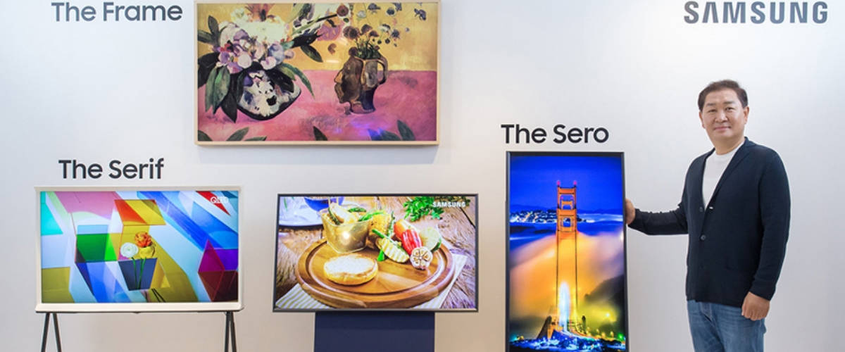 Samsung : Un nouveau téléviseurs verticale pour génération Z Un homme se tient devant un stand qui présente trois nouveaux modèle de téléviseurs