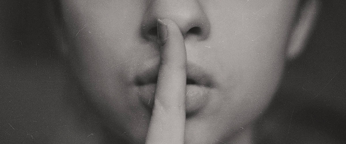 Uber lance un mode silencieux Une femme avec son doigt sur la bouche