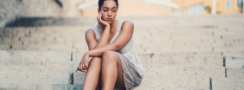 Après 23 ans, c'est plus difficile de se faire des amis Une femme assise seule sur un escalier