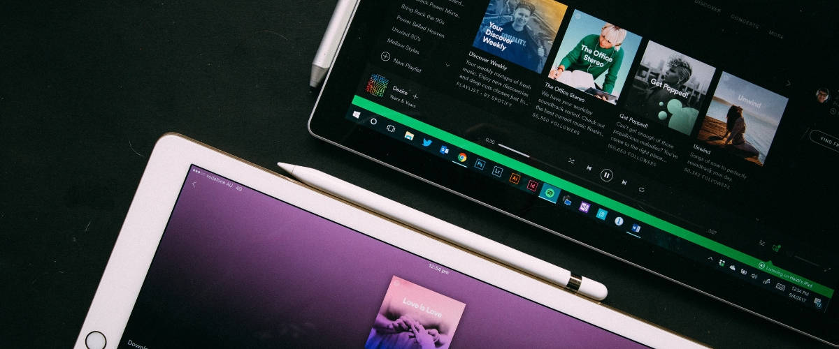 Spotify lance des publicités qui interagissent à la voix Deux tablettes numériques sur la plateforme de musique Spotify