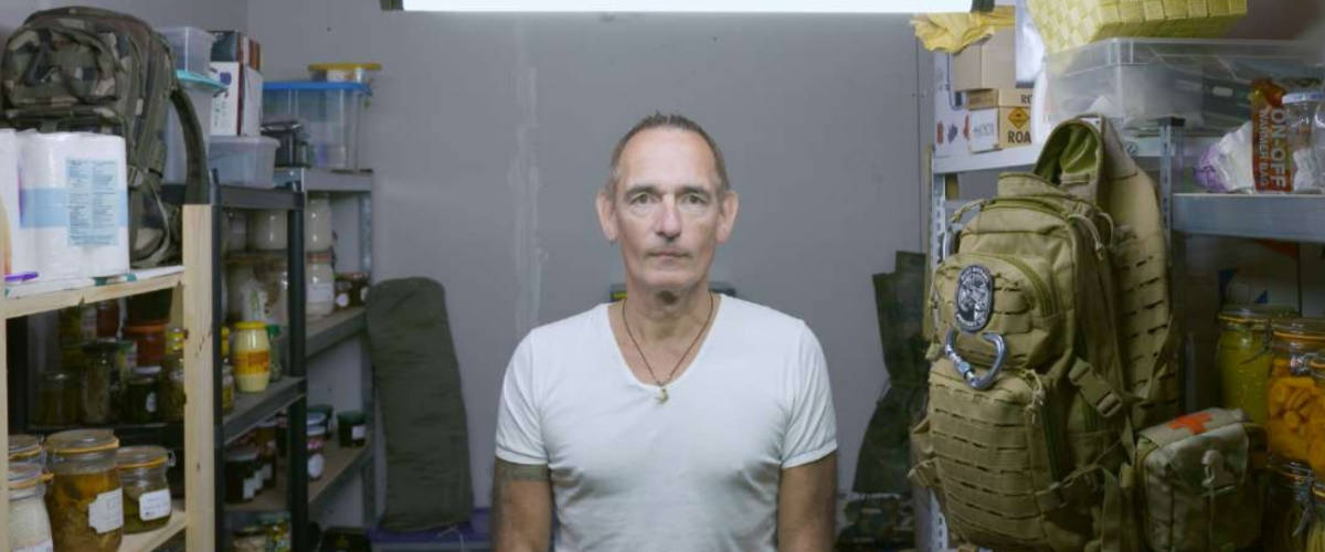 France TV Slash nous immerge dans la vie des survivalistes français Un homme se tient de face dans son bunker de survie