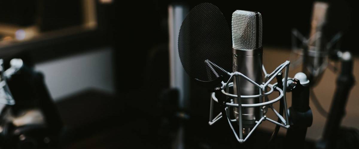 En un mois, Sybel atteint 100 000 utilisateurs actifs Microphone argenté dans un studio d'enregistrement sombre