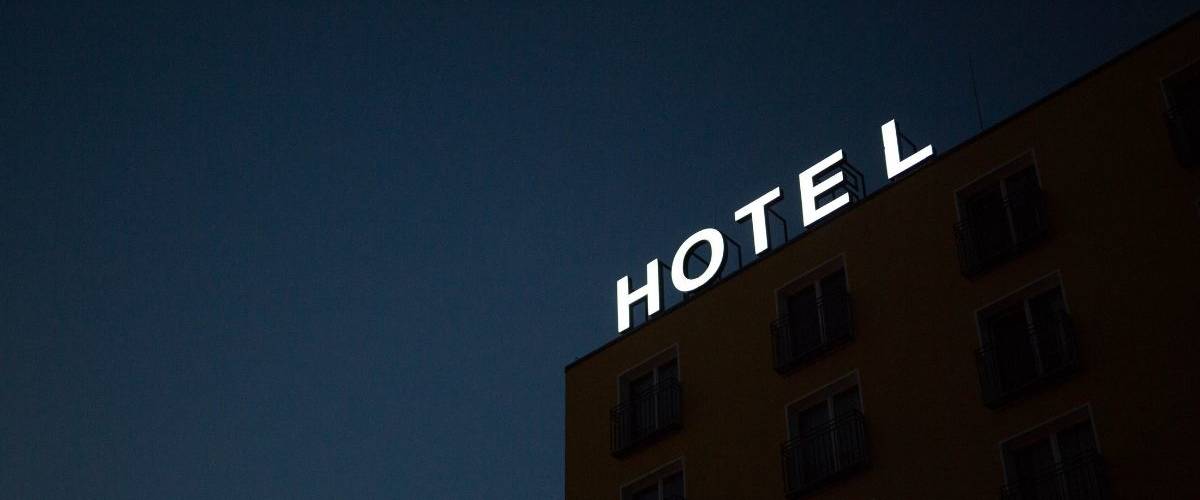 TripAdvisor fait un pas vers la transparence Façade d'un hôtel de nuit