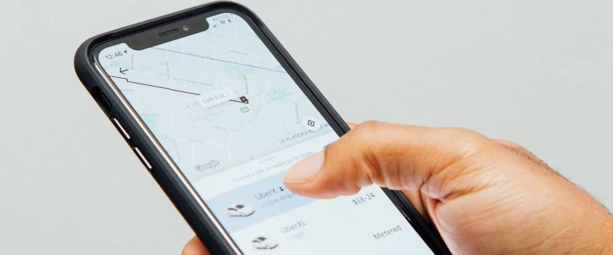 Uber va bloquer les utilisateurs mal notés de son service Une main d'homme, sur le point de commander un chauffeur Uber, sur l'application de la compagnie