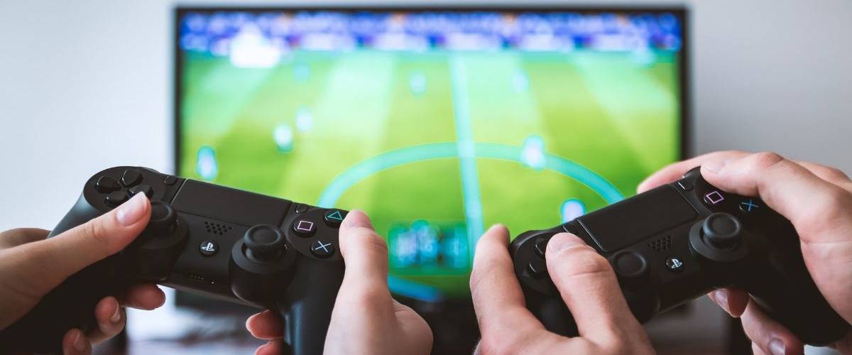 Ubisoft pourrait lancer une plateforme de streaming Deux personnes qui jouent à des jeux vidéos