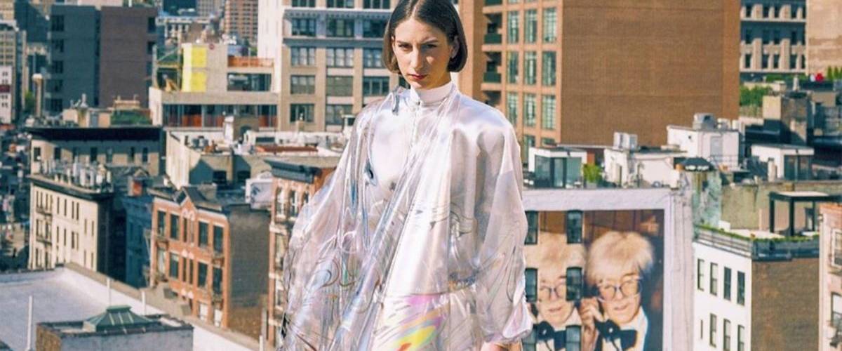 Une star-tup réalise une robe « digitale » vendue 9500 dollars Une femme portant le modèle Iridesence, première robe virtuelle