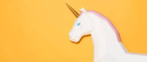 Une licorne en papier sur fond jaune
