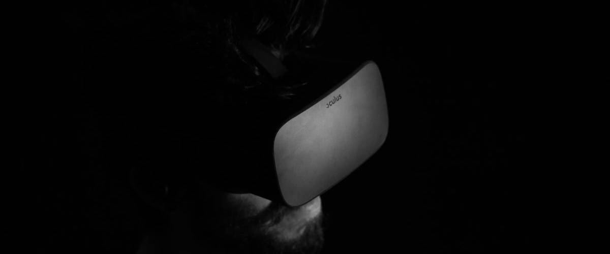 Le NewImages Festival dévoile la sélection de sa compétition VR Un homme porte un casque de réalité virtuelle