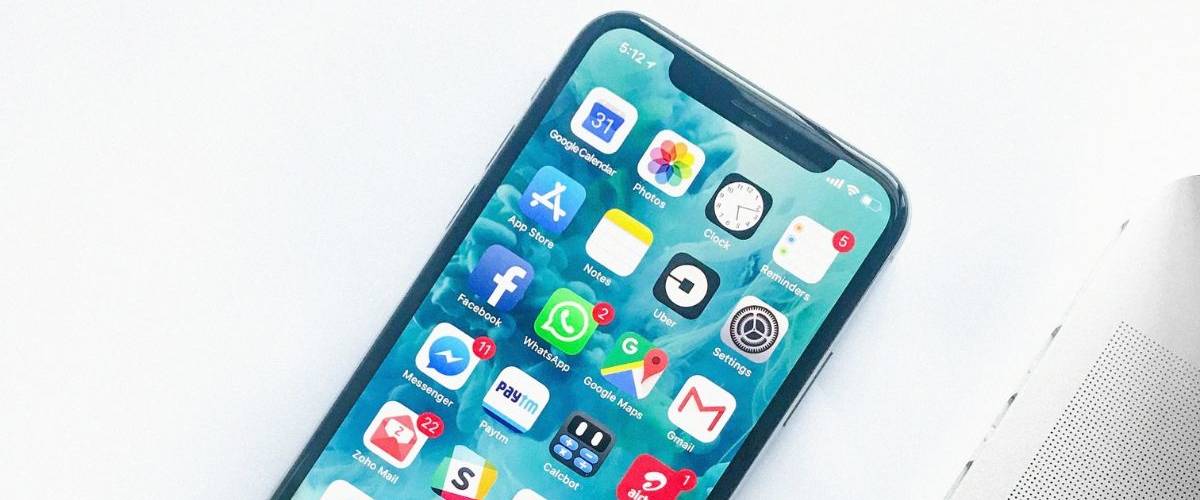 De la publicité sur WhatsApp Iphone X sur fond blanc