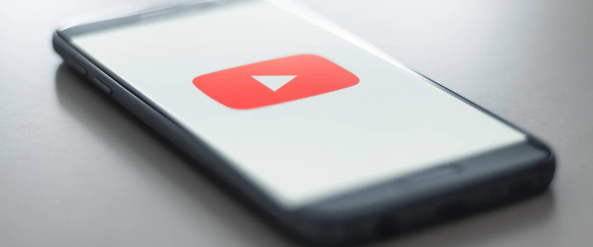 Comment réduire son empreinte écologique en utilisant Youtube ? Smartphone avec sur son écran le logo de la plateforme vidéo Youtube