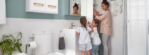 Pourquoi il est important de faire attention à son intérieur Une famille dans une salle de bain