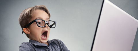 Libra, la monnaie de Facebook : tout ce qu'il faut savoir sur ses dangers Petit garçon devant un ordinateur a peur