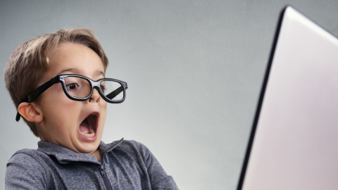 Petit garçon devant un ordinateur a peur