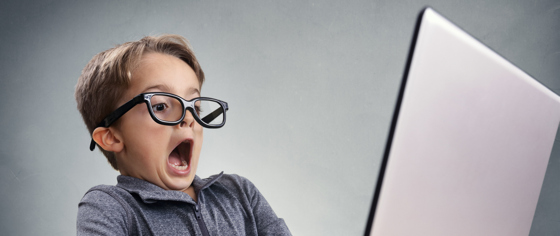 Libra, la monnaie de Facebook : tout ce qu'il faut savoir sur ses dangers Petit garçon devant un ordinateur a peur