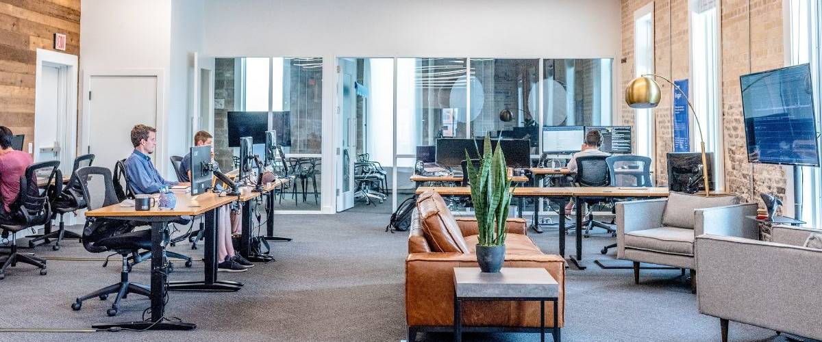 M6 va lancer une émission pour les entrepreneurs Deux hommes travaillent dans un espace de co-working