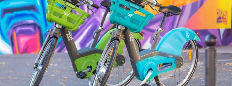 Qui est Arnaud Marion, président de Vélib' ? Deux vélib' devant un tag