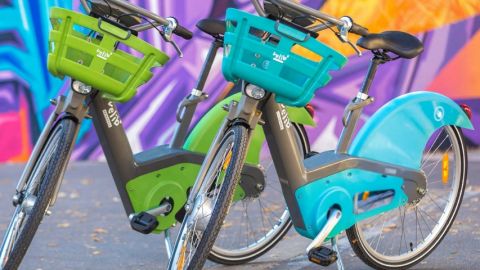 Deux vélib' devant un tag